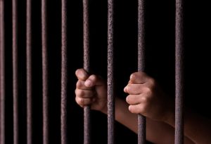 ¿Cómo difieren los juicios de menores de los juicios penales de adultos?