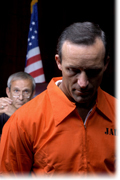   Read in English  por Laura Smith  11 de septiembre de 2007  Criminal image The Attorney Store  Un pedazo de pelo de una pulgada está siendo una manzana de la discordia del tamaño de Texas.  El cabello: las autoridades no están seguras de quién es la cabeza. El hueso: algunos grupos de justicia criminal quieren el cabello para las pruebas de ADN, y un fiscal de distrito no quiere renunciar a él.  Elizabeth Coker, juez de distrito del Condado de San Jacinto, emitió una orden de restricción temporal que prohíbe a los funcionarios del condado destruir el cabello.  ¿Por qué todo el alboroto? Podría ser la respuesta definitiva a quién mató a Allen Hilzendager en una pequeña licorería del condado en 1989. Según The Texas Observer, Claude Howard Jones fue condenado por el crimen principalmente por el testimonio de un experto estatal que había examinado el cabello bajo un microscopio y concluyó que se parecía más a Jones. No se realizó una prueba de ADN. Jones fue ejecutado en el 2000.  El Centro de Información de Pena de Muerte informa que Jones es una de las 403 personas ejecutadas en Texas desde 1976. Texas no solo lidera el país en ejecuciones, el Proyecto Inocencia informa de que el estado lidera el número de personas exoneradas mediante pruebas de ADN con 29.  Un juez de Texas otorgó la solicitud del Proyecto de Inocencia para retener la evidencia mientras las apelaciones estén pendientes. No se ha programado ninguna audiencia con respecto a las pruebas de ADN. Social Share  [apss_share] Sponsored Advertisement [atty-assist-window] Anuncios