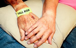Negligencia y abuso en residencias de ancianos – Caídas